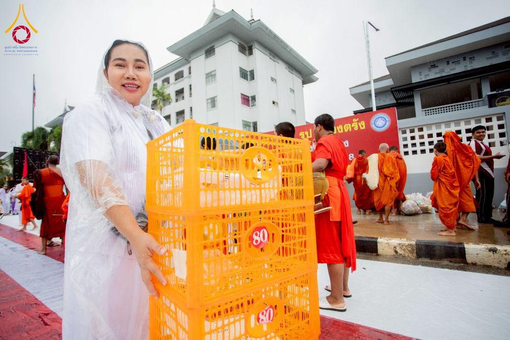 ภาพ No.226168:วันอาทิตย์ที่ 25 พฤษภาคม พ.ศ. 2568 พิธีตักบาตรพระ 1,000 รูปเมืองตรัง ครบรอบ 110 ปี เมืองทับเที่ยง ถวายเป็นพุทธบูชา ถวายเป็นพระราชกุศลแด่รัชกาลที่ 10 และอุทิศส่วนกุศลแด่อดีตเจ้าเมืองตรัง และบรรพบุรุษ ณ บริเวณหน้าศาลากลางจังหวัดตรัง ถนนพระราม 6
