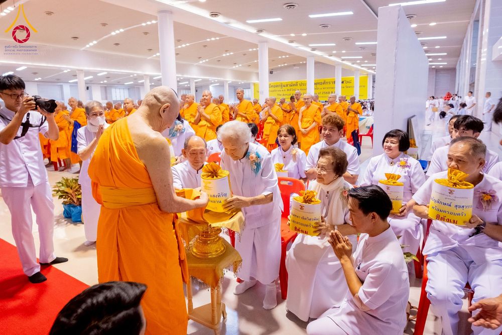 ภาพ No.264384:วันอาทิตย์ที่ 2 พฤศจิกายน พ.ศ. 2568 พิธีบูชาข้าวพระ ณ สภาธรรมกายสากล วัดพระธรรมกาย