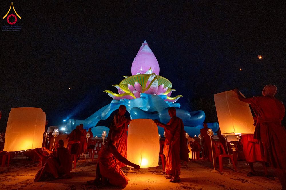 ภาพ No.266191:วันพุธที่ 5 พฤศจิกายน พ.ศ. 2568 (วันพระ ขึ้น 15 ค่ำ เดือน 12) พิธีจุดประทีปโคมลาน, โคมลอย และลอยกระทง ถวายประทีปเป็นพุทธบูชา สร้างความสว่างไสวให้กับแผ่นดินด้วยแสงธรรม ณ พุทธอุทยานนานาชาติ จังหวัดหนองคาย