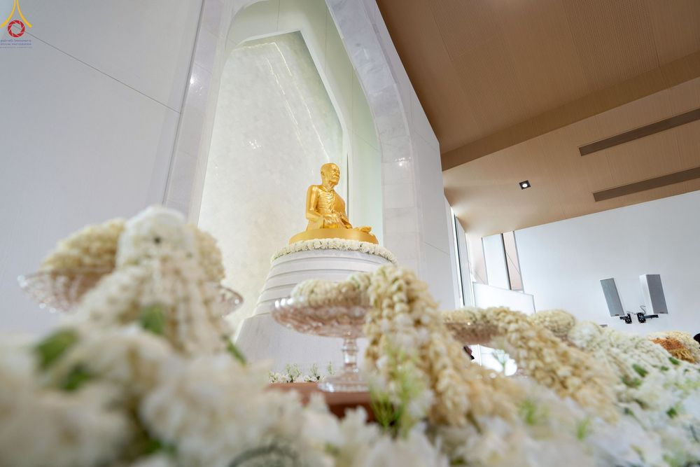 ภาพ No.239483:วันอาทิตย์ที่ 17 สิงหาคม พ.ศ. 2568 พิธีกดปุ่มอัญเชิญรูปเหมือน พระมงคลเทพมุนี (สด จันทสโร)  ณ มหาวิหารแก้วพระมงคลเทพมุนี  ศูนย์ปฏิบัติธรรมแก้วเมืองเลย