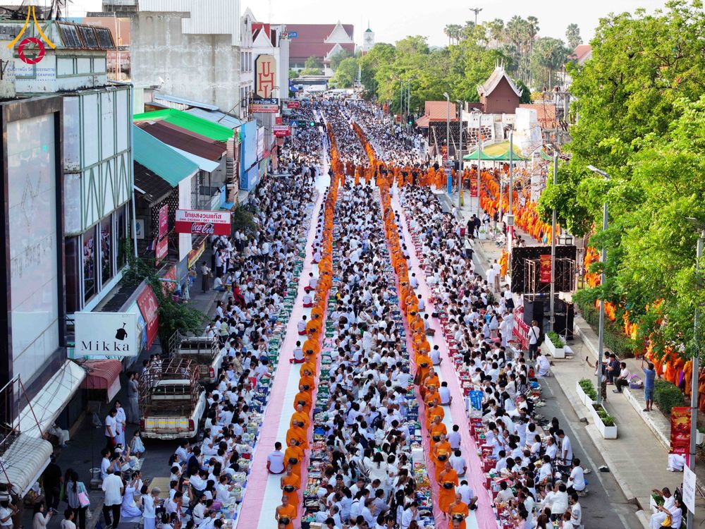 ภาพ No.312639:วันอาทิตย์ที่ 8 มีนาคม พ.ศ.2569 ทำบุญเมืองนครราชสีมา 558 ปี ตักบาตรพระ 10,000 รูป