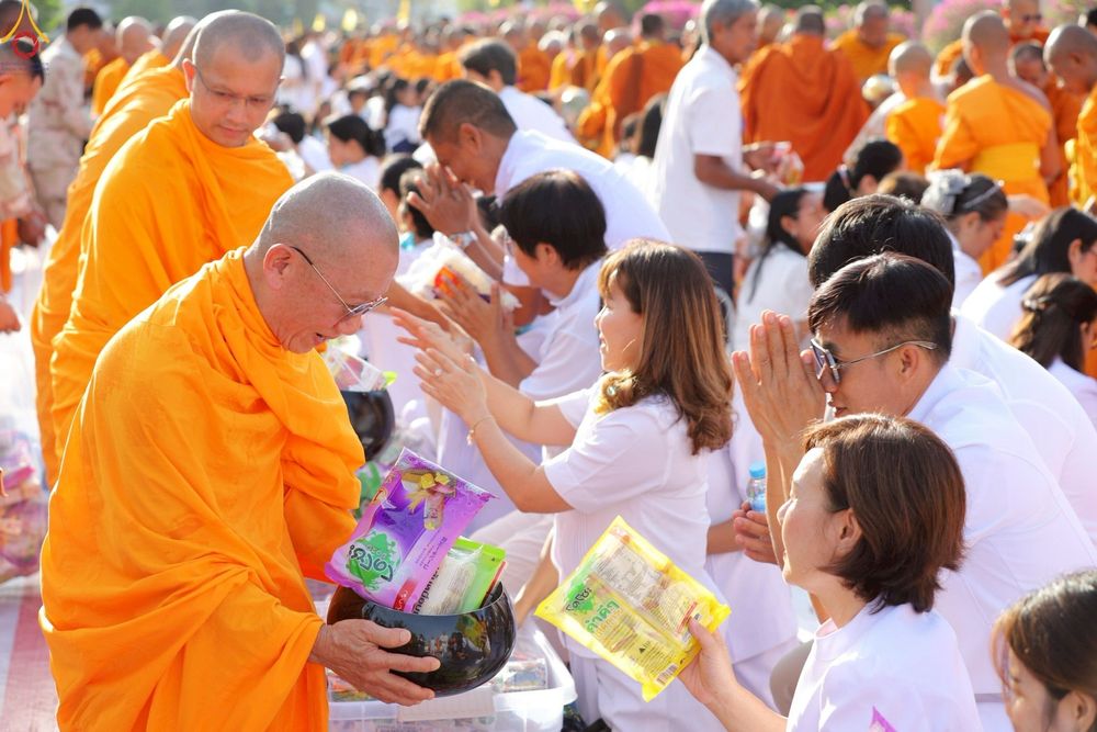ภาพ No.235242:วันอาทิตย์ที่ 27 กรกฎาคม พ.ศ. 2568 พิธีตักบาตรพระ1,000 รูป ทำบุญเมืองพัทลุง ประธานสงฆ์ พระปริยัติวชิโรดม  เจ้าคณะจังหวัดพัทลุง ประธานฆราวาส นายรัฐศาสตร์ ชิดชู  ผู้ว่าราชการจังหวัดพัทลุง