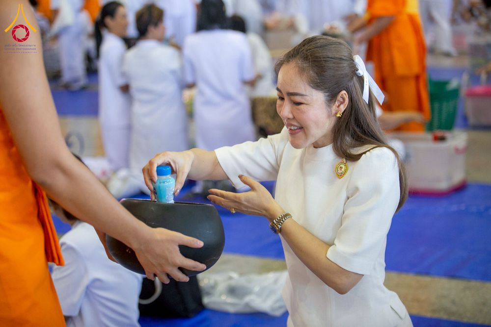 ภาพ No.256860:วันที่ 5 ตุลาคม พ.ศ. 2568 พิธีตักบาตร ข้าวสารอาหารแห้ง ณ บ้านแก้วเรือนทองคุณยายฯ สภาธรรมกายสากล วัดพระธรรมกาย