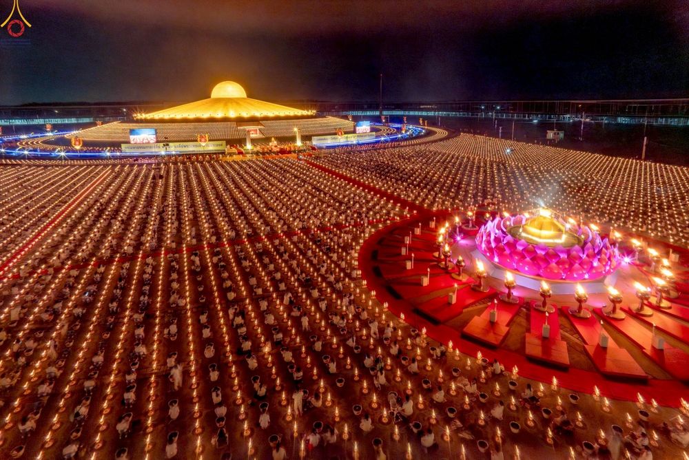 ภาพ No.253724:วันที่ 10 ตุลาคม พ.ศ. 2568 พิธีจุดประทีปบูชาพระผู้ปราบมาร, พิธีจุดประทีปบนพระมหาธรรมกายเจดีย์  20,000 ดวง เนื่องในวันคล้ายวันเกิดครบรอบ 141 ปี พระมงคลเทพมุนี (สด จนฺทสโร)