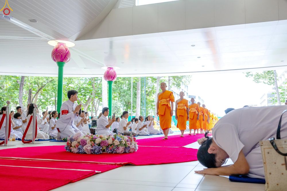 ภาพ No.330939:วันวิสาขบูชา อาทิตย์ที่ 31 พฤษภาคม พ.ศ.2569 พิธีบรรพชาสามเณรอุบาสก 11 ท่าน , พิธีถวายบาตรผ้าไตร และจตุปัจจัยไทยธรรม แด่สามเณร , พิธีอุปสมบทอุทิศชีวิต , พิธีกล่าวคำกัปปิยภัณฑ์  ณ อุโบสถพระไตรปิฎก วัดพระธรรมกาย จังหวัดปทุมธานี