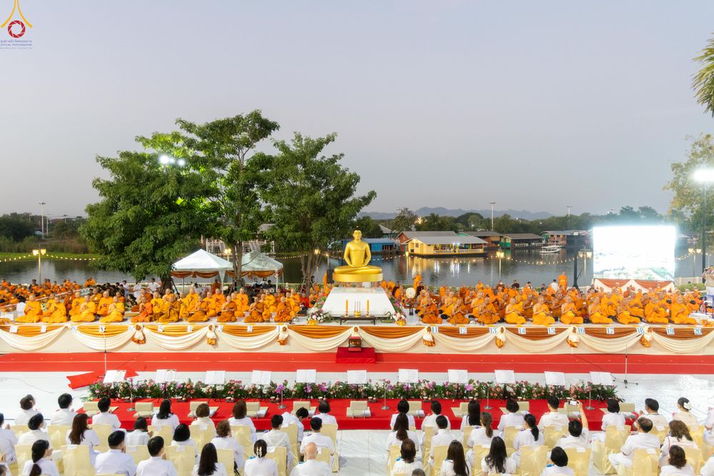 ภาพ No.282764:วันเสาร์ที่ 20 ธันวาคม พ.ศ.2568 พิธีตักบาตรพระ 10,000 รูป (ชุด 2) เนื่องในโอกาส 194 ปี จังหวัดกาญจนบุรี และอุทิศส่วนกุศลให้แด่บรรพชนทั้งหลาย บริเวณถนนสองแคว (Skywalk) เมืองกาญจนบุรี