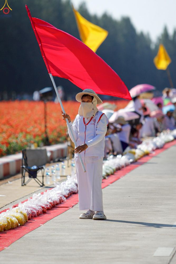 ภาพ No.295985:ภาพเบื้องหลังอาสาสมัครรวมใจ ชุดที่ 1 ในโครงการธรรมยาตรา กตัญญูบูชา มหาปูชนียาจารย์ พระมงคลเทพมุนี(สด จนฺทสโร) พระผู้ปราบมาร อนุสรณ์สถาน 7 แห่ง ปีที่ 14