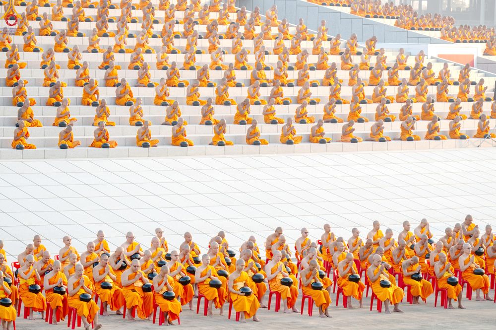 ภาพ No.279739:วันที่ 1 มกราคม พ.ศ.2569 พิธีตักบาตรในวันขึ้นปีใหม่ ณ ลานธรรม วัดพระธรรมกาย