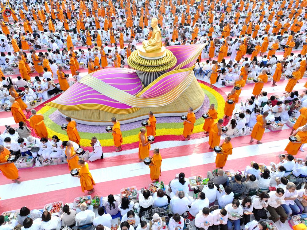 ภาพ No.292426:วันที่ 11 มกราคม พ.ศ. 2569 พิธีตักบาตรพระธรรมยาตรา ณ อนุสรณ์สถานคลองบางนางแท่น อ.สามพราน จ.นครปฐม ในโครงการธรรมยาตรา กตัญญูบูชา มหาปูชนียาจารย์ พระมงคลเทพมุนี(สด จนฺทสโร) พระผู้ปราบมาร อนุสรณ์สถาน 7 แห่ง ปีที่ 14