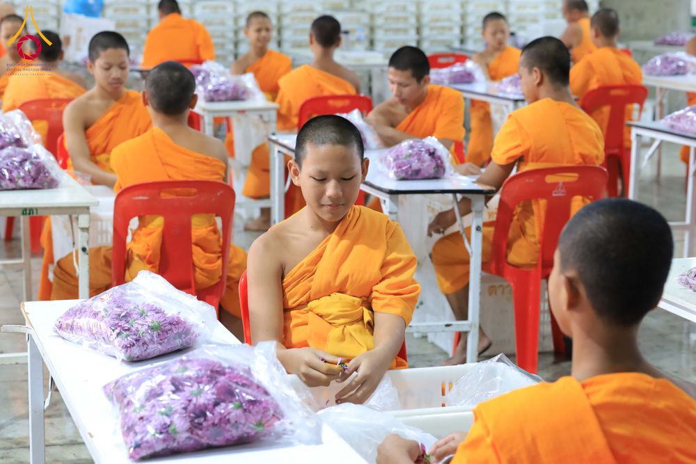 ภาพ No.303232:วันที่ 15-21 มกราคม พ.ศ.2569 ปลิดกลีบดอกเบญจทรัพย์ เพื่อโปรยต้อนรับพระธรรมยาตรา ในโครงการธรรมยาตรา กตัญญูบูชา มหาปูชนียาจารย์ พระมงคลเทพมุนี(สด จนฺทสโร) พระผู้ปราบมาร อนุสรณ์สถาน 7 แห่ง ปีที่ 14 ณ วิหารคด วัดพระธรรมกาย