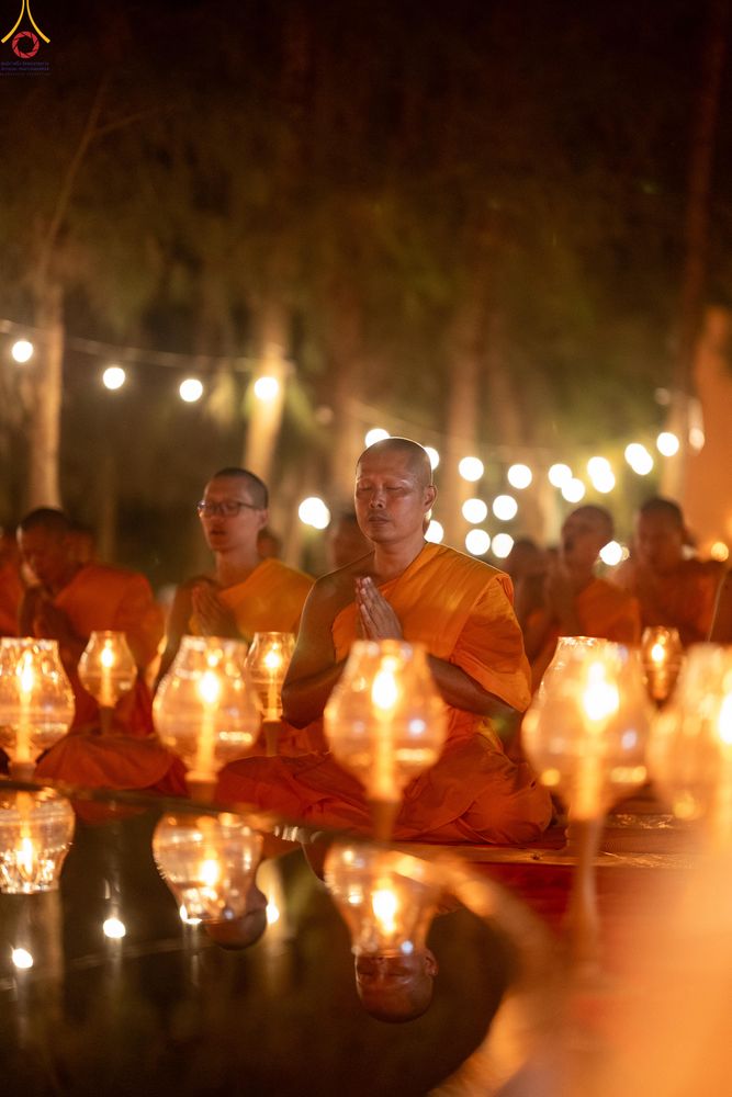 ภาพ No.290228:วันที่ 6 มกราคม พ.ศ. 2569 พิธีจุดประทีปถวายเป็นพุทธบูชา และบูชาธรรมมหาปูชนียาจารย์ (ภาพชุดที่ 2) ณ อนุสรณ์สถานมหาวิหารพระมงคลเทพมุนี (โลตัสแลนด์) อ.สองพี่น้อง จ.สุพรรณบุรี ในโครงการธรรมยาตรา กตัญญูบูชา มหาปูชนียาจารย์ พระมงคลเทพมุนี(สด จนฺทสโร) พระผู้ปรา