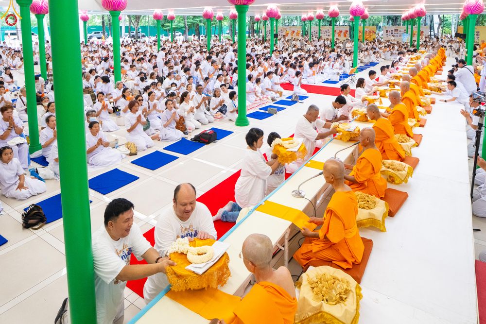 ภาพ No.330907:วันวิสาขบูชา อาทิตย์ที่ 31 พฤษภาคม พ.ศ.2569 พิธีบรรพชาสามเณรอุบาสก 11 ท่าน , พิธีถวายบาตรผ้าไตร และจตุปัจจัยไทยธรรม แด่สามเณร , พิธีอุปสมบทอุทิศชีวิต , พิธีกล่าวคำกัปปิยภัณฑ์  ณ อุโบสถพระไตรปิฎก วัดพระธรรมกาย จังหวัดปทุมธานี