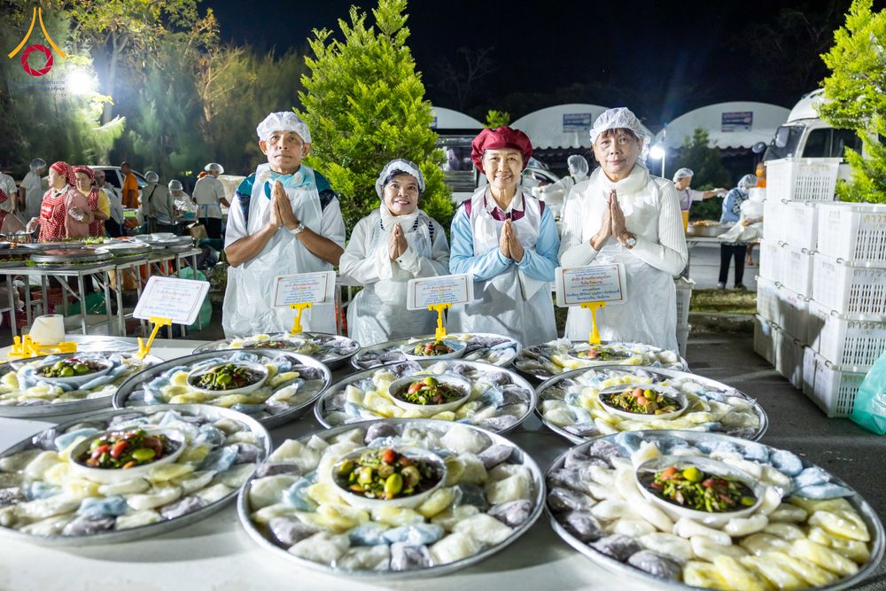 ภาพ No.288779:วันที่ 6 มกราคม พ.ศ. 2569 พิธีถวายภัตตาหารเป็นสังฆทาน แด่พระธรรมยาตรา ในโครงการธรรมยาตรา กตัญญูบูชา มหาปูชนียาจารย์ พระมงคลเทพมุนี(สด จนฺทสโร) พระผู้ปราบมาร อนุสรณ์สถาน 7 แห่ง ปีที่ 14 ณ อนุสรณ์สถานมหาวิหารพระมงคลเทพมุนี (โลตัสแลนด์) อ.สองพี่น้อง จ.สุพรร