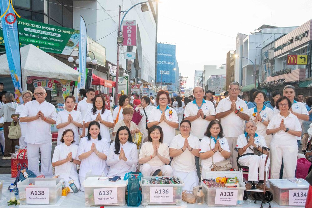 ภาพ No.343139:วันอาทิตย์ที่ 16 สิงหาคม พ.ศ.2569 พิธีตักบาตรพระ 10,000 รูป นานาชาติ ปีที่ 23 คณะสงฆ์ 4 ประเทศ 14 จังหวัดภาคใต้ น้อมถวายเป็นพุทธบูชา ทำบุญเพื่อแม่- พ่อ ณ ถนนนิพัทธ์อุทิศ 3 อ.หาดใหญ่ จ.สงขลา