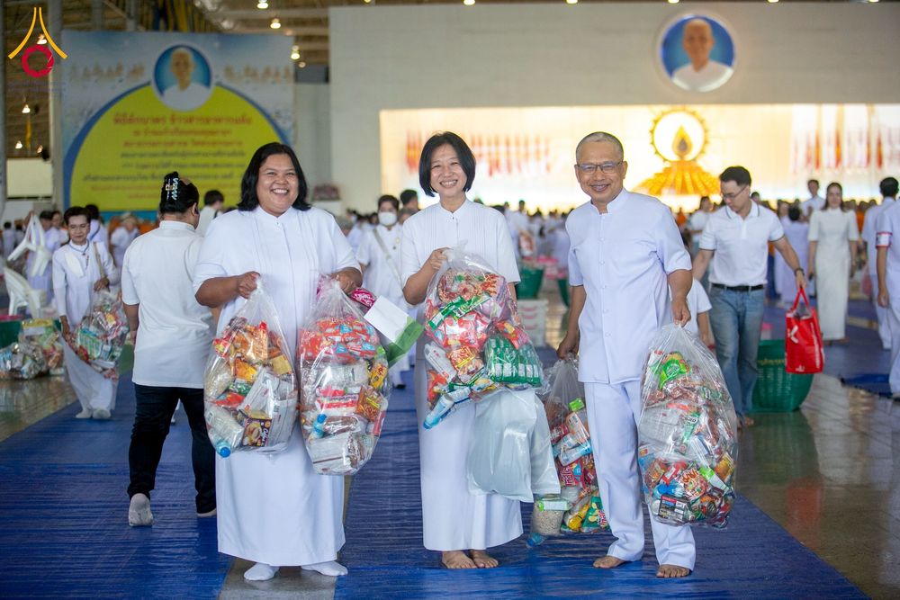 ภาพ No.256872:วันที่ 5 ตุลาคม พ.ศ. 2568 พิธีตักบาตร ข้าวสารอาหารแห้ง ณ บ้านแก้วเรือนทองคุณยายฯ สภาธรรมกายสากล วัดพระธรรมกาย