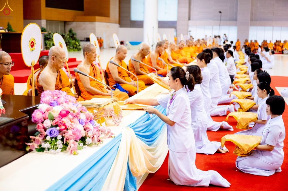 ภาพ No.233870:วันเสาร์ที่ 19 กรกฎาคม พ.ศ.2568 วันมหารำลึก ครั้งที่ 35 พิธีรำลึกถึงนักสร้างบารมี , พิธีสวดพระพุทธมนต์ , พิธีทอดผ้าบังสกุลและถวายไทยธรรม วัดพระธรรมกาย