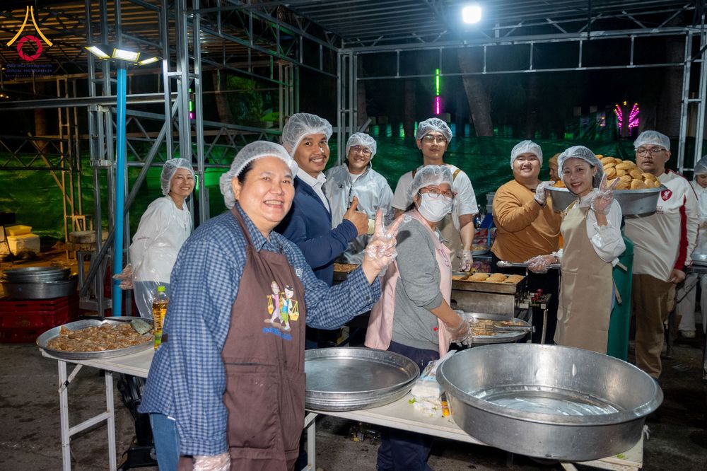 ภาพ No.292500:วันที่ 12 มกราคม พ.ศ. 2569 พิธีถวายภัตตาหารเป็นสังฆทาน แด่พระธรรมยาตรา ณ อนุสรณ์สถานมหาวิหารพระมงคลเทพมุนี (โลตัสแลนด์) อ.สองพี่น้อง จ.สุพรรณบุรี ในโครงการธรรมยาตรา กตัญญูบูชา มหาปูชนียาจารย์ พระมงคลเทพมุนี(สด จนฺทสโร) พระผู้ปราบมาร อนุสรณ์สถาน 7 แห่ง ปี