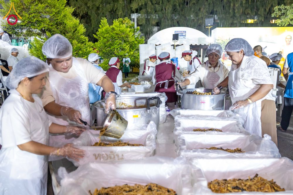 ภาพ No.288196:วันที่ 5 มกราคม พ.ศ. 2569 พิธีถวายภัตตาหารเป็นสังฆทาน แด่พระธรรมยาตรา ในโครงการธรรมยาตรา กตัญญูบูชา มหาปูชนียาจารย์ พระมงคลเทพมุนี(สด จนฺทสโร) พระผู้ปราบมาร อนุสรณ์สถาน 7 แห่ง ปีที่ 14 ณ อนุสรณ์สถานมหาวิหารพระมงคลเทพมุนี (โลตัสแลนด์) อ.สองพี่น้อง จ.สุพรร