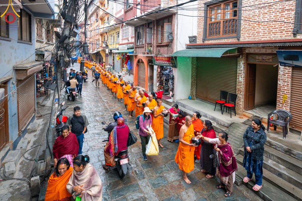 ภาพ No.317164:วันจันทร์ที่ 30 มีนาคม พ.ศ.2569 จาริกบิณฑบาตสยมภูนาทสู่พระราชวังหนุมานโดกา ประเทศเนปาล