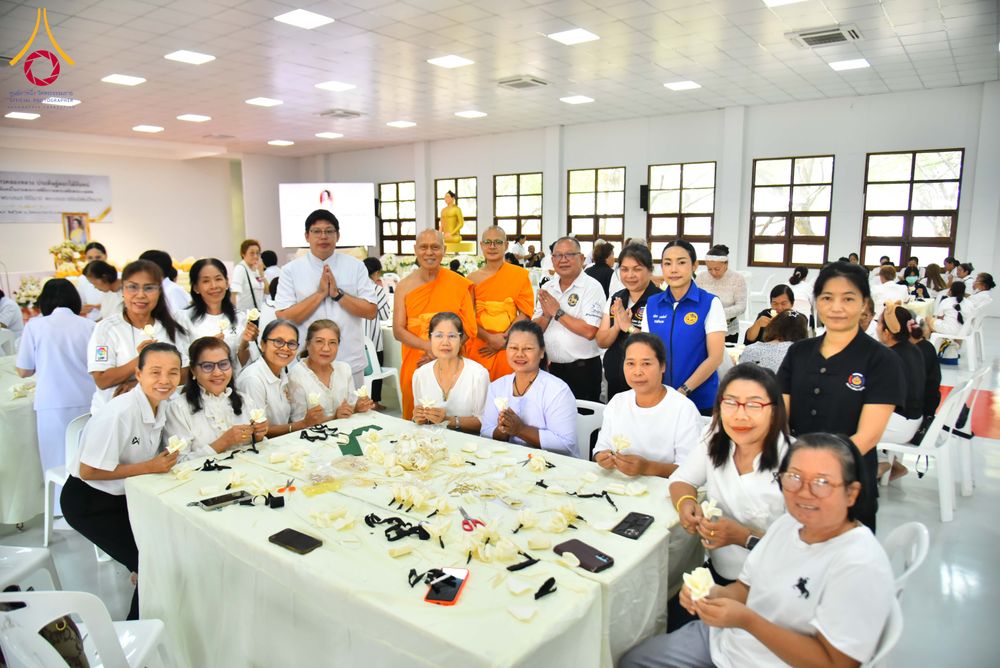 ภาพ No.327542:วันศุกร์ที่ 1 พฤษภาคม พ.ศ. 2569 รวมใจพสกนิกรชาวอำเภอคลองหลวง ประดิษฐ์ดอกไม้จันทน์ เพื่อใช้ในพิธีถวายดอกไม้จันทน์ในงานพระราชพิธีถวายพระเพลิงพระบรมศพ สมเด็จพระนางเจ้าสิริกิติ์ พระบรมราชินีนาถ พระบรมราชชนนีพันปีหลวง ณ วัดพระธรรมกาย