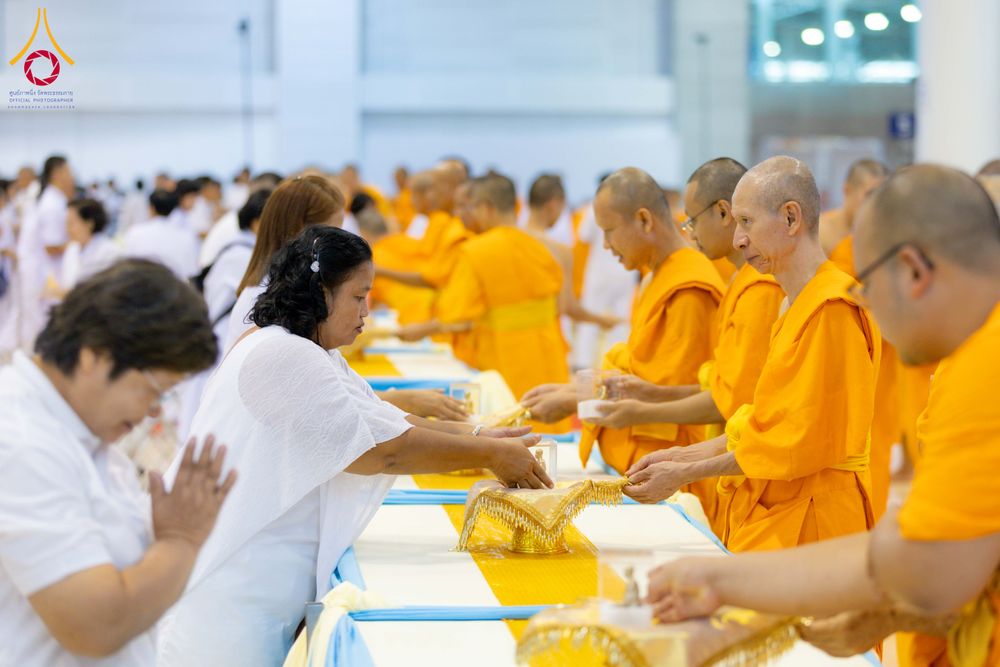 ภาพ No.338072:วันอาทิตย์ต้นเดือน 5 กรกฎาคม พ.ศ.2569 สัมมนาพิเศษ พิธีมอบพระของขวัญ ณ ห้องแก้วสารพัด1 วัดพระธรรมกาย