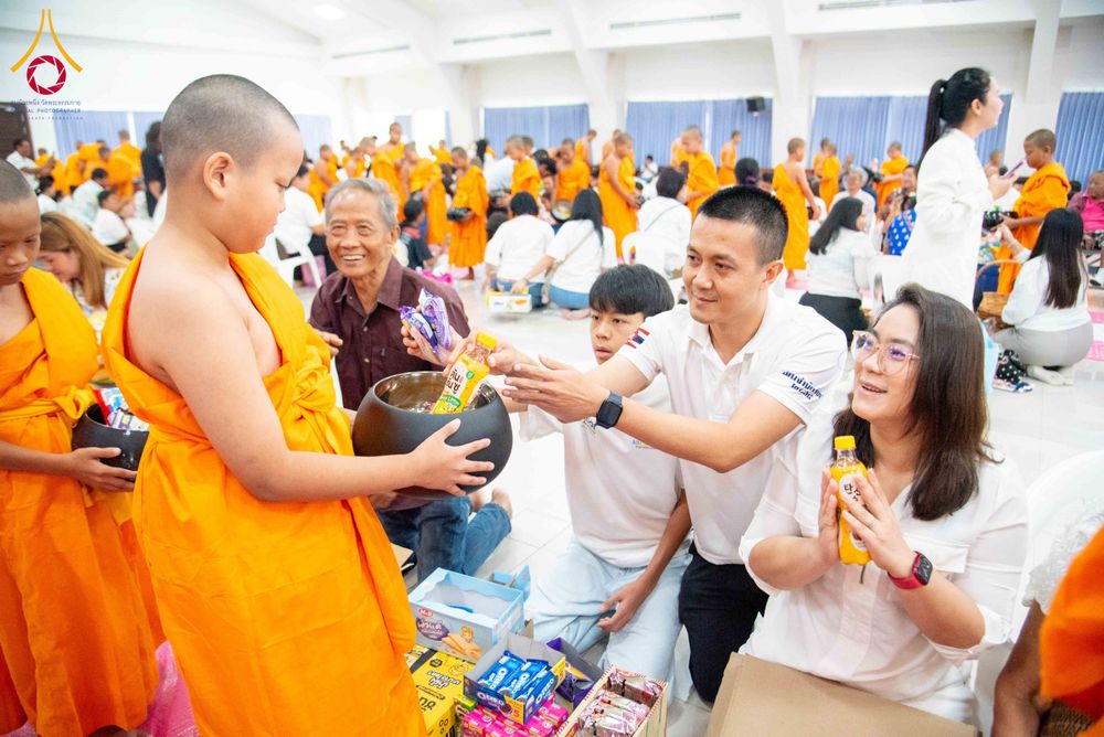 ภาพ No.321884:วันที่ 12 เมษายน พ.ศ.2569 ตักบาตรสงกรานต์ฉลองสามเณรใหม่  ณ ศูนย์ปฏิบัติธรรมระยอง(บ้านช่องลม)