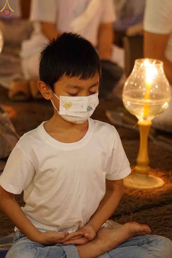 ภาพ No.69538:พิธีจุดประทีปถวายเป็นพุทธบูชา และบูชาธรรมมหาปูชนียาจารย์ ในโครงการธรรมยาตรากตัญญูบูชา มหาปูชนียาจารย์ พระมงคลเทพมุนี(สด จนฺทสโร) พระผู้ปราบมาร ปีที่ 11 ณ อนุสรณ์สถานมหาวิหารพระมงคลเทพมุนี อ.สองพี่น้อง จ.สุพรรณบุรี