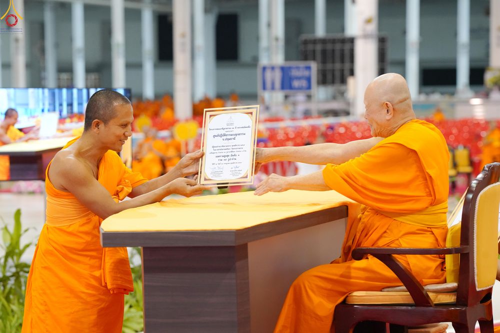 ภาพ No.339035:วันอาทิตย์ที่ 12 กรกฎาคม พ.ศ.2569 พิธีมุทิตาผู้สอบได้เปรียญธรรม ประโยค 1-2 ถึง ป.ธ.9 และ บ.ศ.1-2 ถึง บ.ศ.6 สำนักศาสนศึกษาวัดพระธรรมกาย ประจำปี 2569, พิธีมอบตราตั้งแต่งตั้งอาจารย์ใหญ่ สำนักศาสนศึกษาวัดพระธรรมกาย