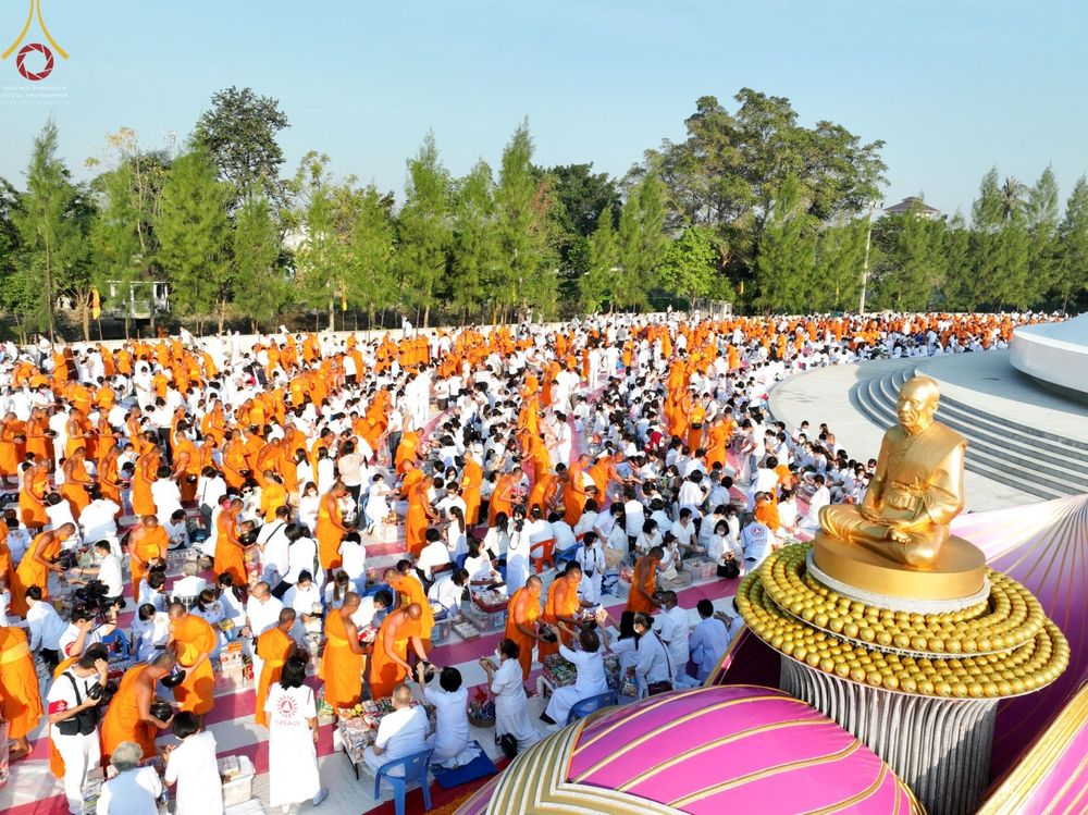 ภาพ No.70617:พิธีตักบาตรพระธรรมยาตราฯ ในโครงการธรรมยาตรากตัญญูบูชา มหาปูชนียาจารย์ พระมงคลเทพมุนี(สด จนฺทสโร) พระผู้ปราบมาร ปีที่ 11 ณ อนุสรณ์สถานลำดับที่ 2 สถานที่ตั้งมโนปณิธานบวชตลอดชีวิต อนุสรณ์สถานคลองบางนางแท่น อ.สามพราน จ.นครปฐม วันที่ 14 มกราคม พ.ศ. 2566