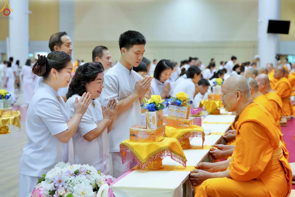 ภาพ No.343654:วันที่ 16 สิงหาคม พ.ศ.2569 พิธีถวายคิลานเภสัช และอุปกรณ์ทางการแพทย์ ณ ห้องแก้วสารพัดนึก2 วัดพระธรรมกาย