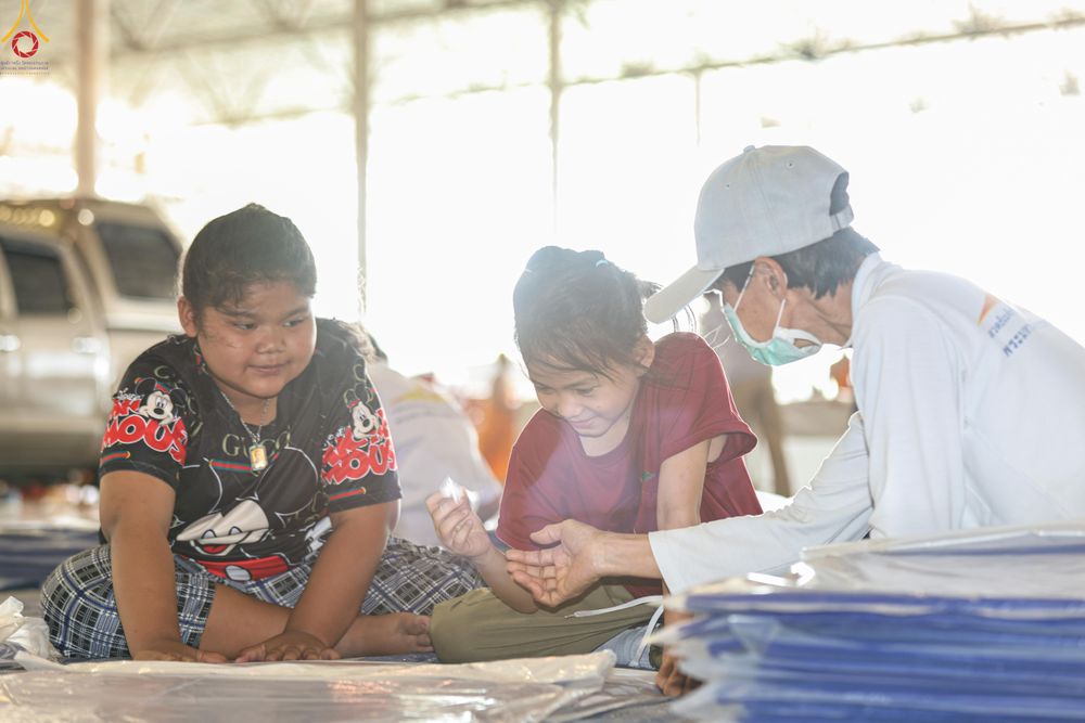 ภาพ No.321189:วันที่ 10-11 เมษายน พ.ศ.2569 การเตรียมกล่องไทยธรรม และการติดผ้ารับประเคน เพื่องานถวายมหาสังฆทาน 40,000 กว่าวัดทั่วประเทศ วันคุ้มครองโลก 22 เมษายน พ.ศ.2569 วัดพระธรรมกาย