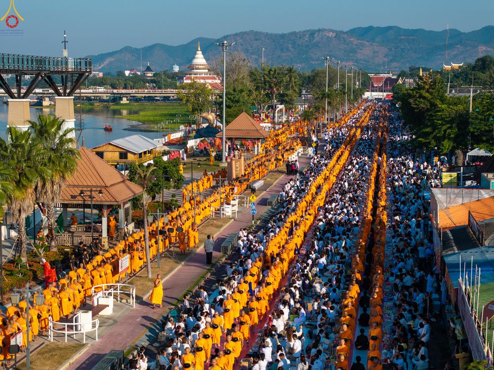 ภาพ No.284243:วันเสาร์ที่ 20 ธันวาคม พ.ศ.2568  พิธีตักบาตรพระ 10,000 รูป เนื่องในโอกาส 194 ปี จังหวัดกาญจนบุรี และอุทิศส่วนกุศลให้แด่บรรพชนทั้งหลาย บริเวณถนนสองแคว (Skywalk) เมืองกาญจนบุรี