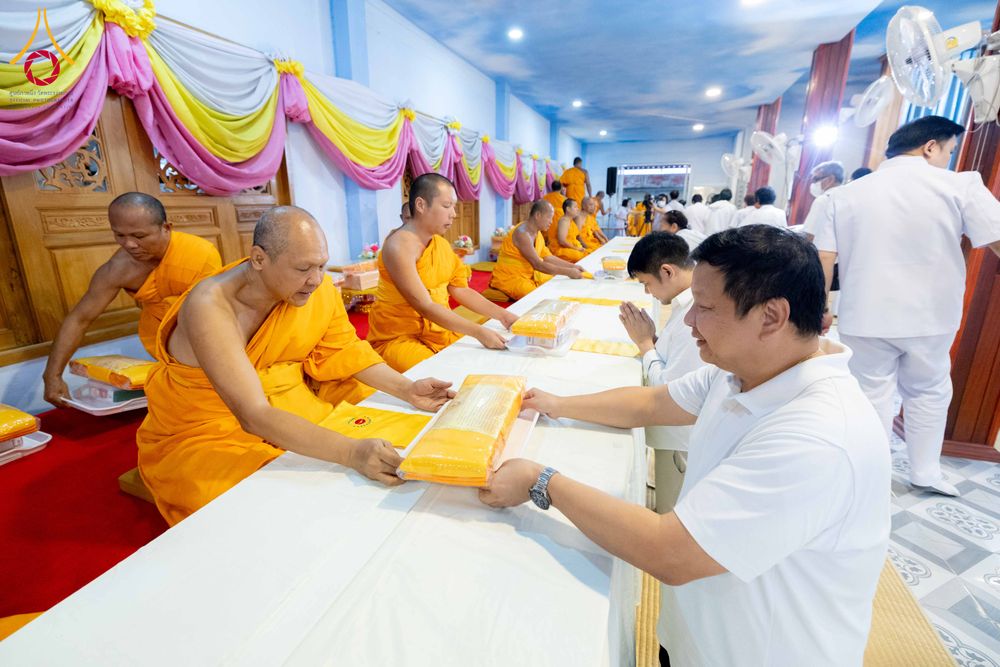 ภาพ No.295565:วันที่ 16 มกราคม พ.ศ. 2569 พิธีถวายภัตตาหารเป็นสังฆทาน แด่พระธรรมยาตรา ณ วัดโบสถ์บน ต.บางคูเวียง จ.นนทบุรี อนุสรณ์สถานลำดับที่ 4 สถานที่เกิดด้วยกายธรรม ในโครงการธรรมยาตรา กตัญญูบูชา มหาปูชนียาจารย์ พระมงคลเทพมุนี(สด จนฺทสโร) พระผู้ปราบมาร อนุสรณ์สถาน 7 แ