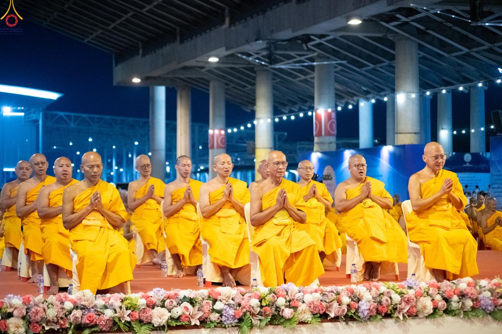 ภาพ No.280307:วันที่ 31 ธันวาคม พ.ศ.2568 -วันที่ 1 มกราคม พ.ศ.2569 พิธีฉลองชัยสวดมนต์บทธัมมจักกับปปวัตนสูตร ครบ 8,000,000,000 จบ , พิธีสวดมนต์ข้ามปี ณ วัดพระธรรมกาย