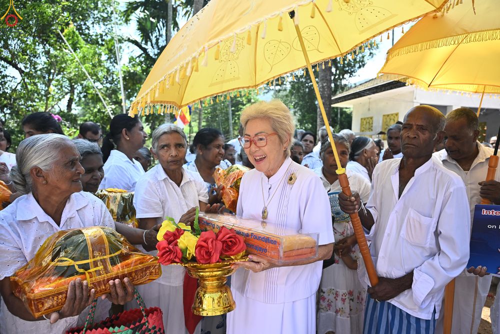 ภาพ No.278721:วันที่ 30 ตุลาคม 2568  กฐินสมทบวัดต่างประเทศ โดยคณะศิษยานุศิษย์  บูชาธรรม 81 ปี หลวงพ่อธัมมชโย  ณ วัดศรีโพธินันทะ ประเทศศรีลังกา