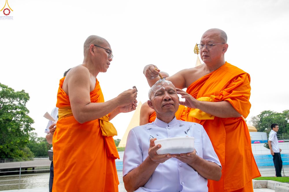 ภาพ No.330245:วันที่ 30 พฤษภาคม พ.ศ.2569 พิธีตัดปอยผมและปลงผม อุบาสกอุปสมบทอุทิศชีวิต 11 ท่าน ณ โบสถ์พระไตรปิฎก วัดพระธรรมกาย จังหวัดปทุมธานี