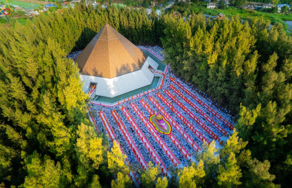 ภาพ No.289316:วันที่ 7 มกราคม พ.ศ. 2569 พิธีตักบาตรพระธรรมยาตรา ณ อนุสรณ์สถานลำดับที่ 1 สถานที่เกิดด้วยรูปกายเนื้อ อนุสรณ์สถานมหาวิหารพระมงคลเทพมุนี (โลตัสแลนด์) อ.สองพี่น้อง จ.สุพรรณบุรี ในโครงการธรรมยาตรา กตัญญูบูชา มหาปูชนียาจารย์ พระมงคลเทพมุนี(สด จนฺทสโร) พระผู้ป