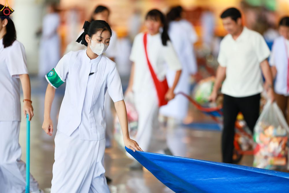 ภาพ No.337761:วันอาทิตย์ต้นเดือน 5 กรกฎาคม พ.ศ.2569 พิธีตักบาตรข้าวสารอาหารแห้ง  ณ บ้านแก้วเรือนทองคุณยายฯ วัดพระธรรมกาย