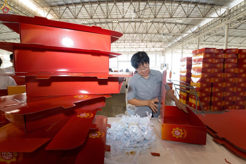 ภาพ No.320488:วันที่ 10 เมษายน พ.ศ.2569 การเตรียมกล่องไทยธรรม เพื่องานถวายมหาสังฆทาน 40,000 กว่าวัดทั่วประเทศ วันคุ้มครองโลก 22 เมษายน พ.ศ.2569 วัดพระธรรมกาย