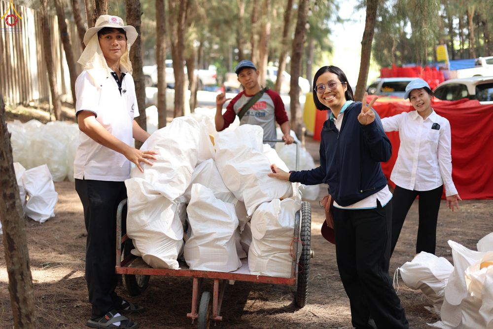 ภาพ No.300494:ภาพเบื้องหลังอาสาสมัครรวมใจ ชุดที่ 3 ในโครงการธรรมยาตรา กตัญญูบูชา มหาปูชนียาจารย์ พระมงคลเทพมุนี(สด จนฺทสโร) พระผู้ปราบมาร อนุสรณ์สถาน 7 แห่ง ปีที่ 14