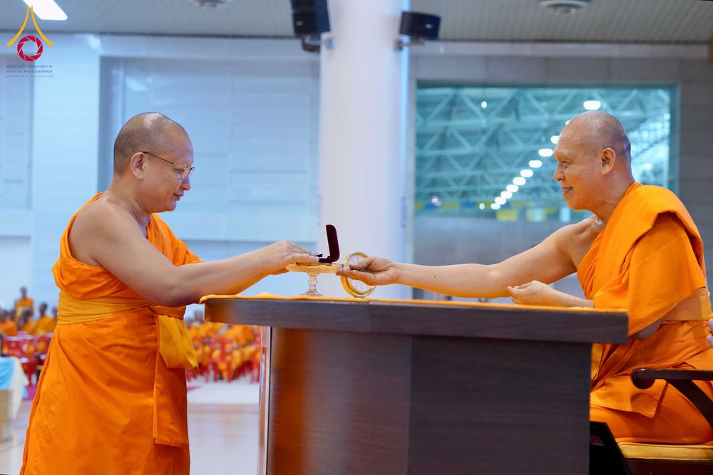 ภาพ No.338089:วันอาทิตย์ต้นเดือน 5 กรกฎาคม พ.ศ.2569 สัมมนาพิเศษ พิธีมอบพระของขวัญ ณ ห้องแก้วสารพัด1 วัดพระธรรมกาย