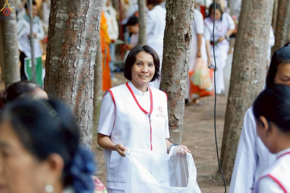 ภาพ No.300554:ภาพเบื้องหลังอาสาสมัครรวมใจ ชุดที่ 3 ในโครงการธรรมยาตรา กตัญญูบูชา มหาปูชนียาจารย์ พระมงคลเทพมุนี(สด จนฺทสโร) พระผู้ปราบมาร อนุสรณ์สถาน 7 แห่ง ปีที่ 14