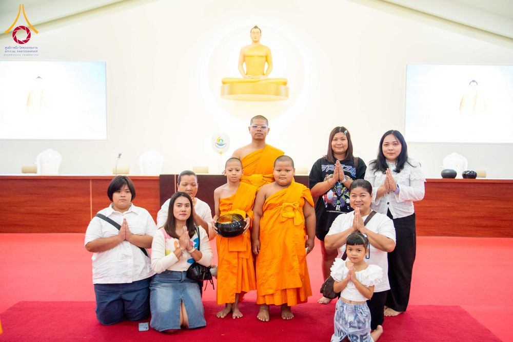 ภาพ No.321901:วันที่ 12 เมษายน พ.ศ.2569 ตักบาตรสงกรานต์ฉลองสามเณรใหม่  ณ ศูนย์ปฏิบัติธรรมระยอง(บ้านช่องลม)