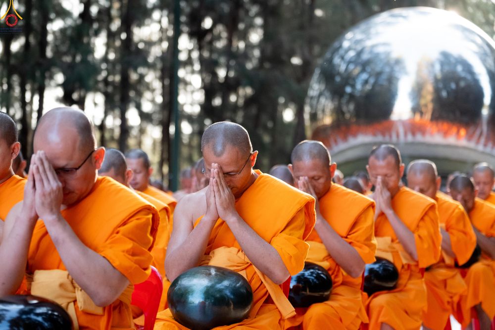 ภาพ No.289299:วันที่ 7 มกราคม พ.ศ. 2569 พิธีตักบาตรพระธรรมยาตรา ณ อนุสรณ์สถานลำดับที่ 1 สถานที่เกิดด้วยรูปกายเนื้อ อนุสรณ์สถานมหาวิหารพระมงคลเทพมุนี (โลตัสแลนด์) อ.สองพี่น้อง จ.สุพรรณบุรี ในโครงการธรรมยาตรา กตัญญูบูชา มหาปูชนียาจารย์ พระมงคลเทพมุนี(สด จนฺทสโร) พระผู้ป