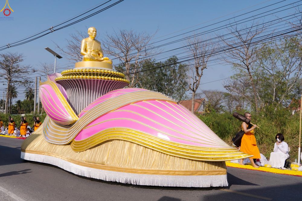 ภาพ No.290432:วันที่ 7 มกราคม พ.ศ. 2569 พิธีต้อนรับพระธรรมยาตรา ณ อนุสรณ์สถานลำดับที่ 2  สถานที่ตั้งมโนปณิธานบวชตลอดชีวิต อนุสรณ์สถานคลองบางนางแท่น (ภาพชุดที่ 2) อ.สามพราน จ.นครปฐม ในโครงการธรรมยาตรา กตัญญูบูชา มหาปูชนียาจารย์ พระมงคลเทพมุนี(สด จนฺทสโร) พระผู้ปราบมาร 