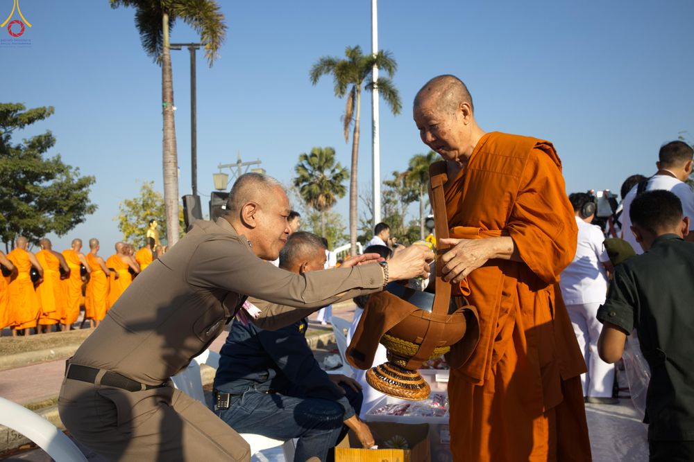 ภาพ No.284260:วันเสาร์ที่ 20 ธันวาคม พ.ศ.2568  พิธีตักบาตรพระ 10,000 รูป เนื่องในโอกาส 194 ปี จังหวัดกาญจนบุรี และอุทิศส่วนกุศลให้แด่บรรพชนทั้งหลาย บริเวณถนนสองแคว (Skywalk) เมืองกาญจนบุรี