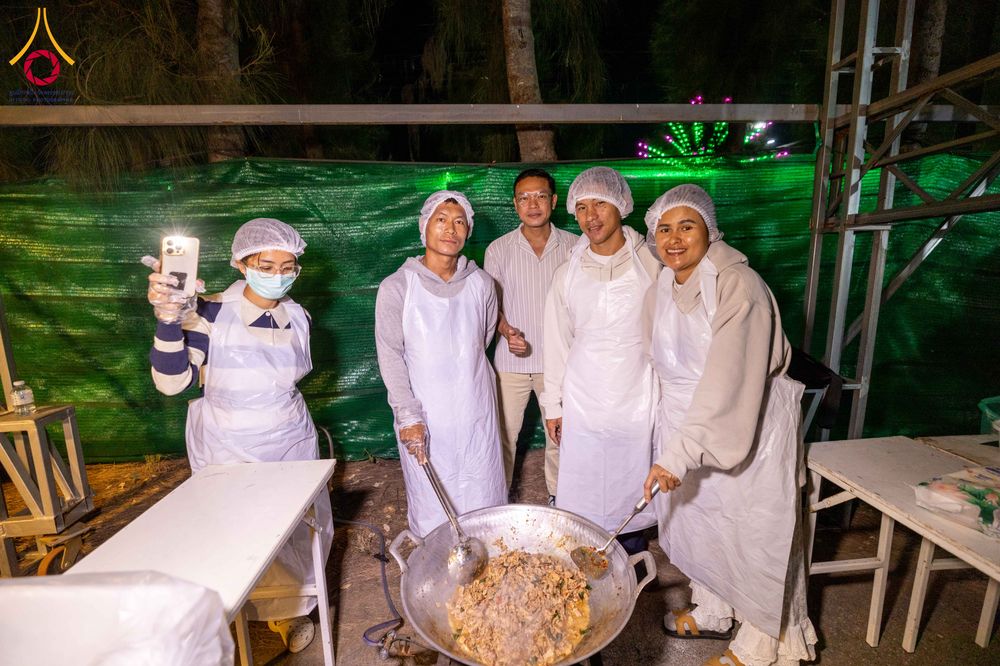 ภาพ No.288237:วันที่ 5 มกราคม พ.ศ. 2569 พิธีถวายภัตตาหารเป็นสังฆทาน แด่พระธรรมยาตรา ในโครงการธรรมยาตรา กตัญญูบูชา มหาปูชนียาจารย์ พระมงคลเทพมุนี(สด จนฺทสโร) พระผู้ปราบมาร อนุสรณ์สถาน 7 แห่ง ปีที่ 14 ณ อนุสรณ์สถานมหาวิหารพระมงคลเทพมุนี (โลตัสแลนด์) อ.สองพี่น้อง จ.สุพรร