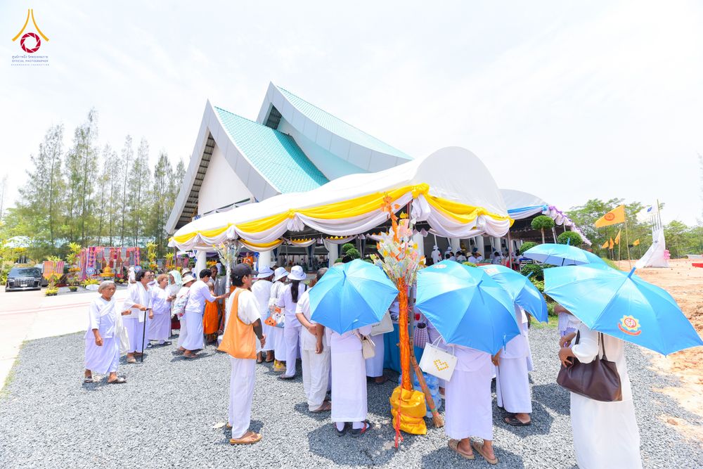 ภาพ No.327099:วันศุกร์ที่ 1 พฤษภาคม พ.ศ.2569 พิธีทอดผ้าป่า โปรยรัตนชาติ ตอกเสาเข็มมงคลต้นแรก สถาปนา “องค์พระเจดีย์เพื่อสร้างสันติภาพโลก” (แห่งแรกของภาคอีสาน) ณ ธุดงคสถานอำนาจเจริญ  อ.เมือง จ.อำนาจเจริญ