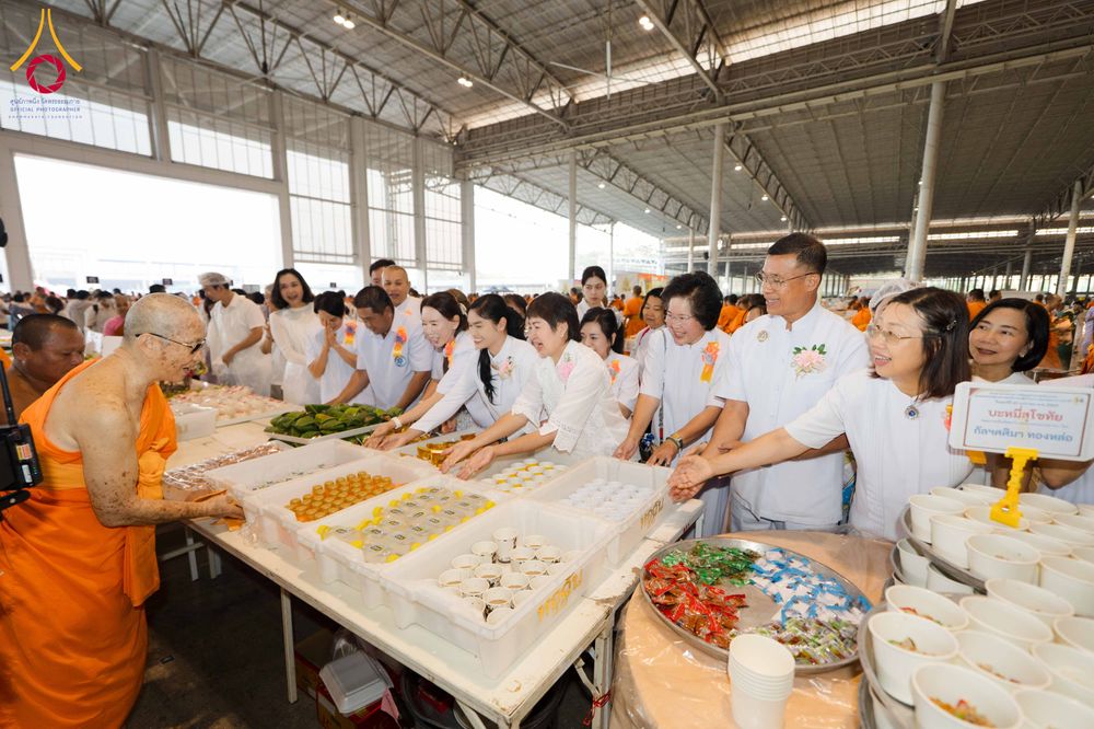 ภาพ No.306267:วันที่ 30 มกราคม พ.ศ. 2569 พิธีถวายภัตตาหารเป็นสังฆทาน แด่พระธรรมยาตรา ณ วัดพระธรรมกาย  จังหวัดปทุมธานี ในโครงการธรรมยาตรา กตัญญูบูชา มหาปูชนียาจารย์ พระมงคลเทพมุนี(สด จนฺทสโร) พระผู้ปราบมาร อนุสรณ์สถาน 7 แห่ง ปีที่ 14