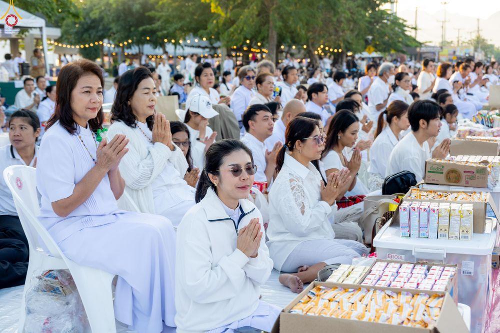 ภาพ No.282622:วันเสาร์ที่ 20 ธันวาคม พ.ศ.2568 พิธีตักบาตรพระ 10,000 รูป (ชุด 2) เนื่องในโอกาส 194 ปี จังหวัดกาญจนบุรี และอุทิศส่วนกุศลให้แด่บรรพชนทั้งหลาย บริเวณถนนสองแคว (Skywalk) เมืองกาญจนบุรี